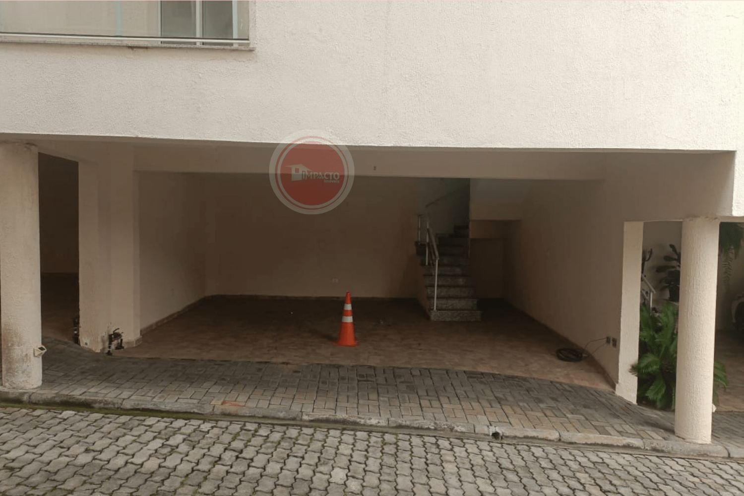Belíssima casa à venda em condomínio no Centro de Guararema