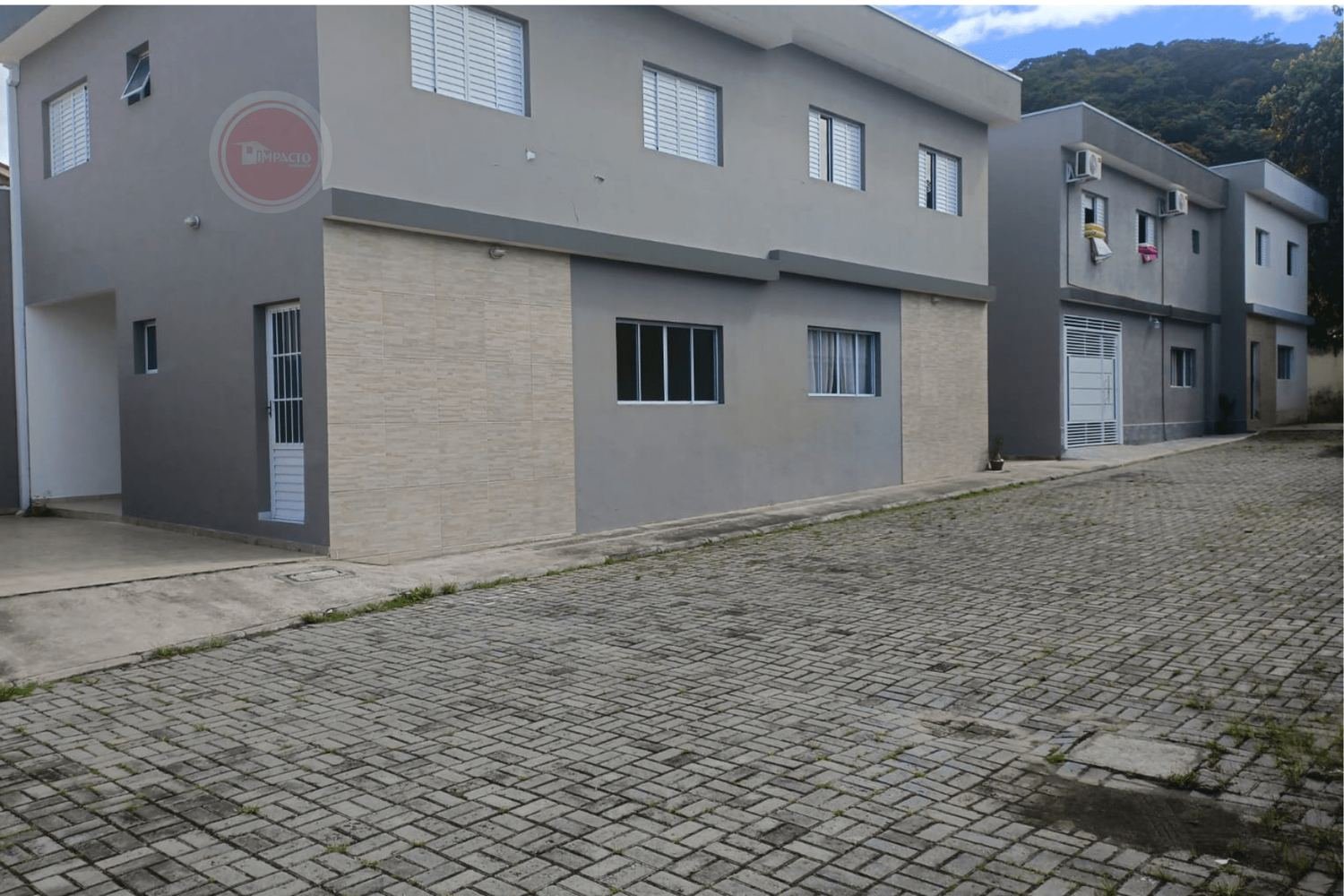 Belíssima casa à venda em condomínio