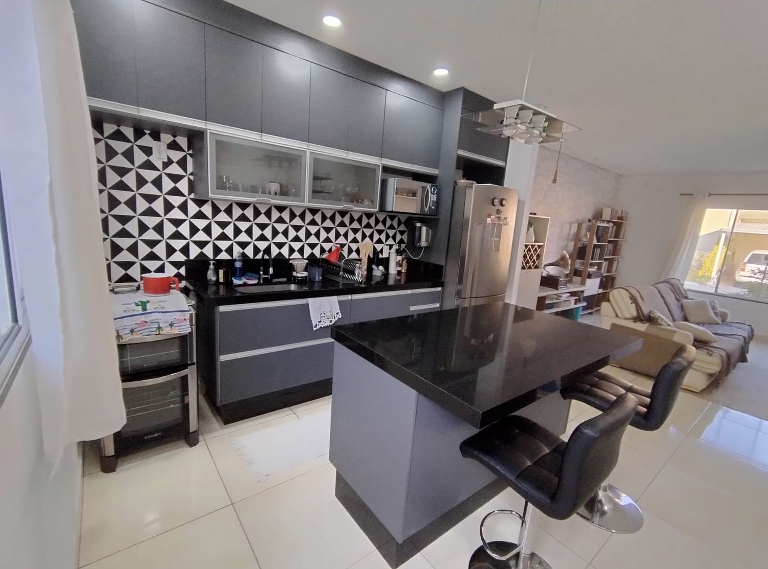Linda Casa Térrea em Condomínio Fechado