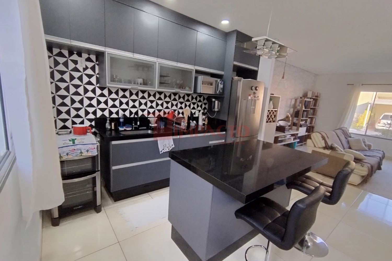 Linda Casa Térrea em Condomínio Fechado