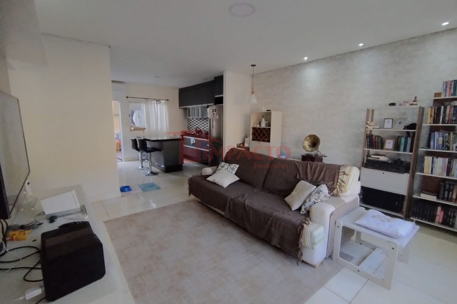 Linda Casa Térrea em Condomínio Fechado
