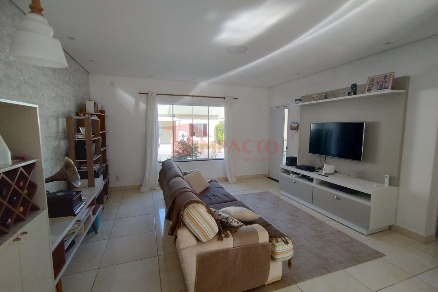 Linda Casa Térrea em Condomínio Fechado
