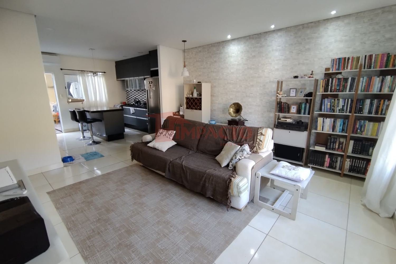 Linda Casa Térrea em Condomínio Fechado