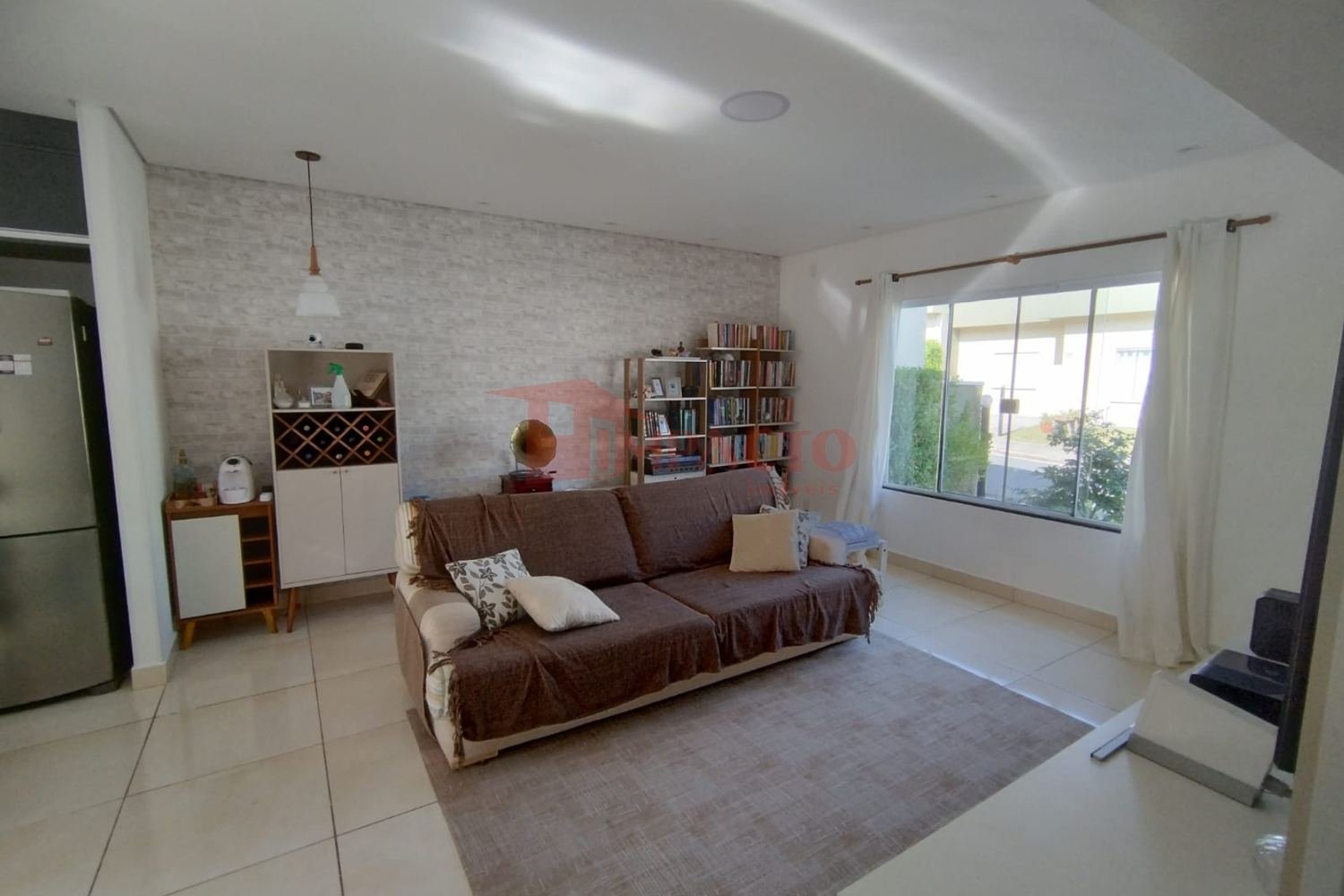 Linda Casa Térrea em Condomínio Fechado